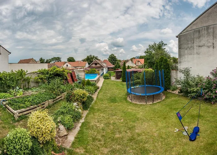 Malovany Dvur