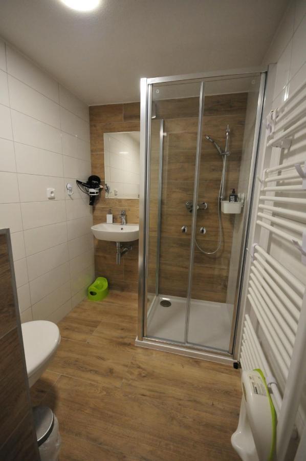 Malovany Dvur * Dolni Dunajovice